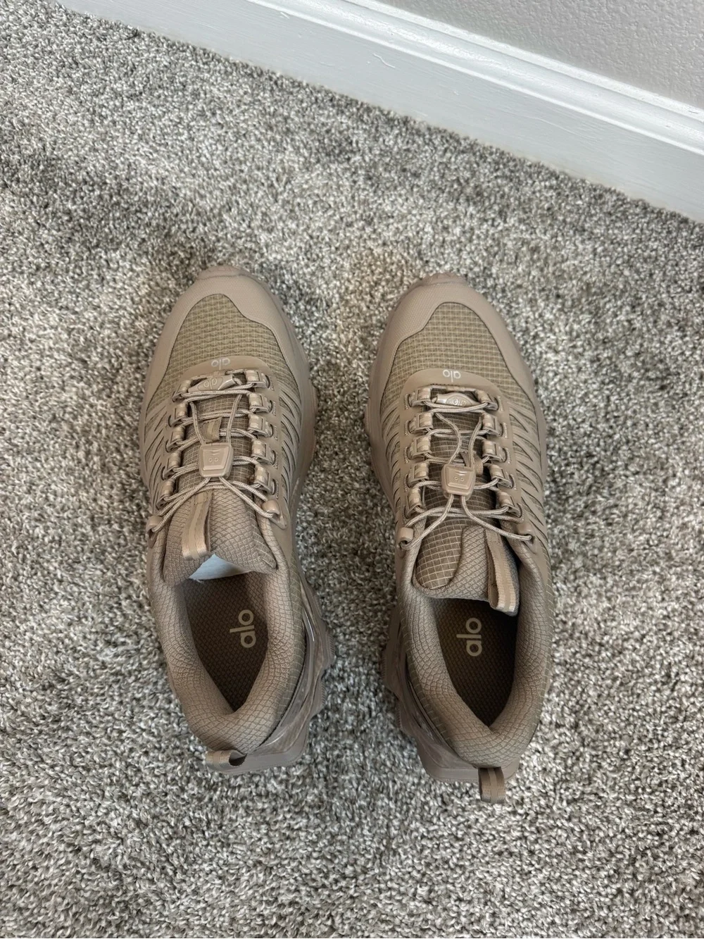 ALO Yoga Men's/Trekking Athletic Shoe in Beige/Tan